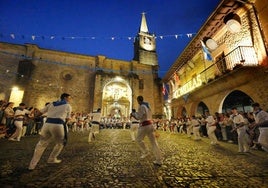 Danzas tradicionales, en la plaza del viejo Ayuntamiento.