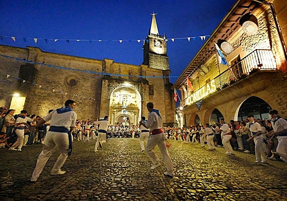 Danzas tradicionales, en la plaza del viejo Ayuntamiento.