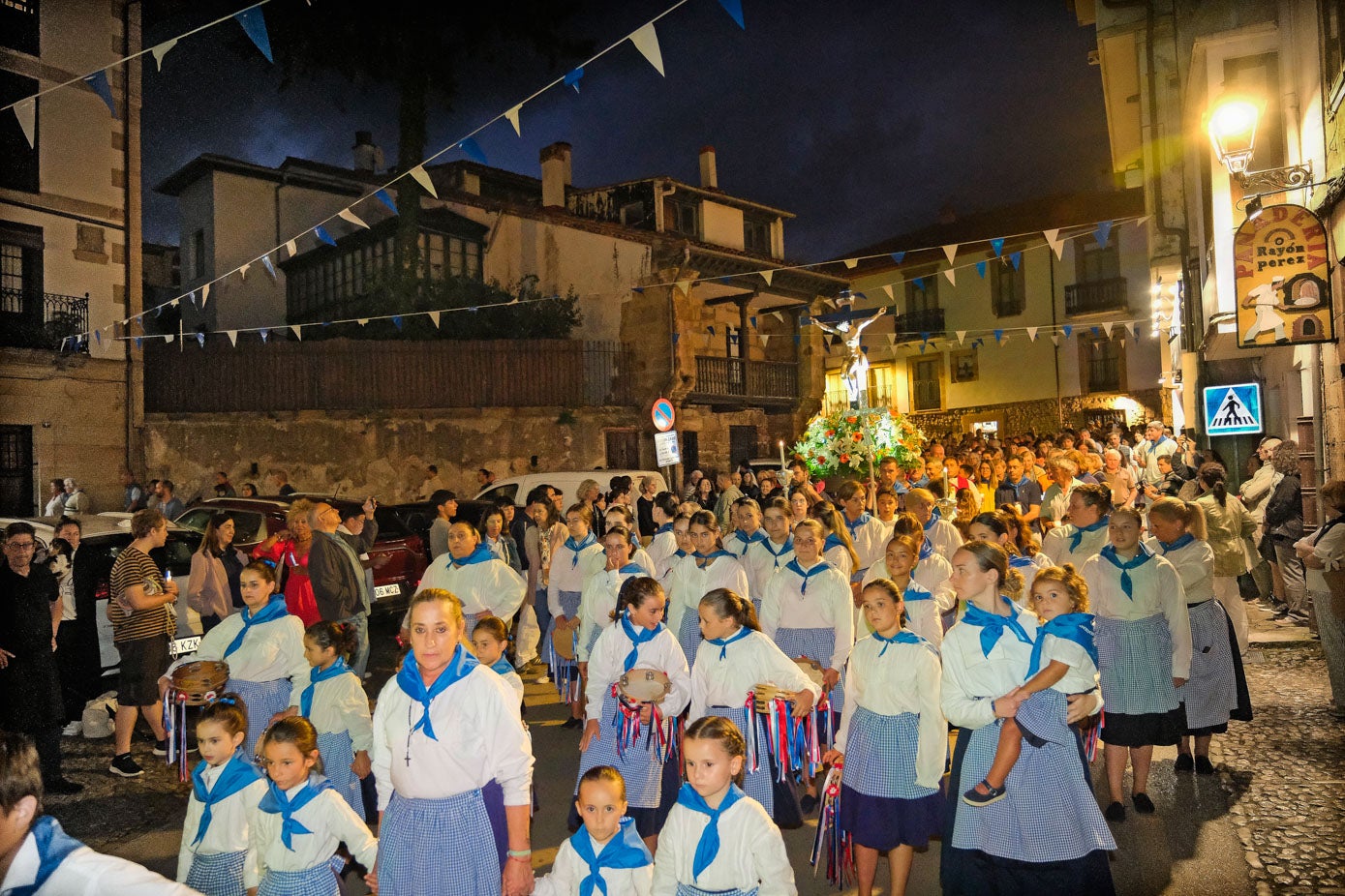 Vecinos y visitantes, ataviados con los trajes tradicionales, recorren las calles de la villa marinera en una de sus noches más esperadas
