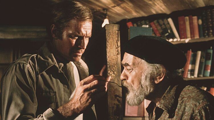 Charlton Heston y Edward G. Robinson en el filme.
