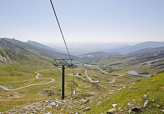 Una de las pistas de la estación de Alto Campoo durante una jornada de verano.