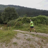 Un vecino practica deporte en los terrenos donde se proyecta la creación de la ruta y la explotación del coto de caza, en La Montaña.
