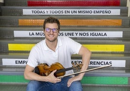 Miguel Colom ensaya con los alumnos del Encuentro de Música y Academia en el Conservatorio Jesús de Monasterio.