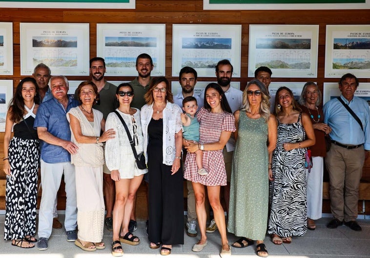 Hijas, yernos, nietos y el bisnieto de Juan Manuel Higuera y Pilar Casanueva, ayer, en la inauguración de la exposición.