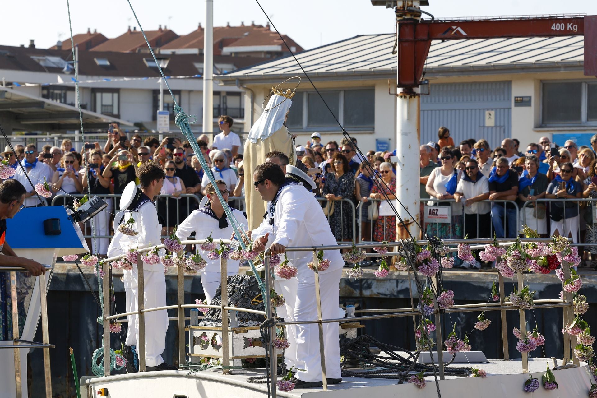 Cientos de personas tomaban fotografías durante la procesión marítima.