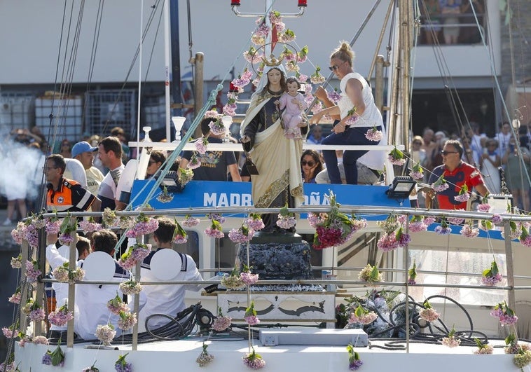 La Virgen del Carmen en el Madre Begoña antes de comenzar la procesión.