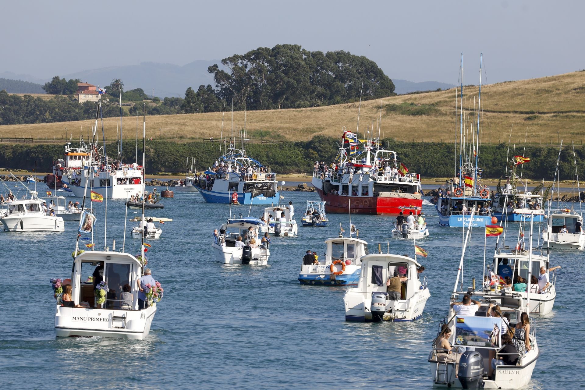 Los pesqueros de Suances, que salieron al mar en procesión.