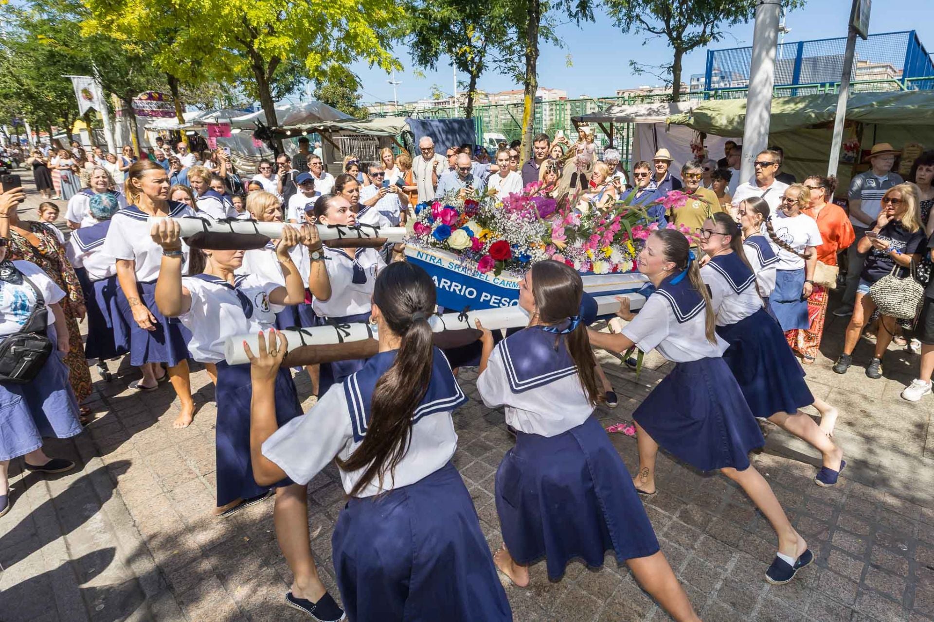 Las mujeres de la Hermandad de Las Costaleras junto a la Virgen del Carmen.