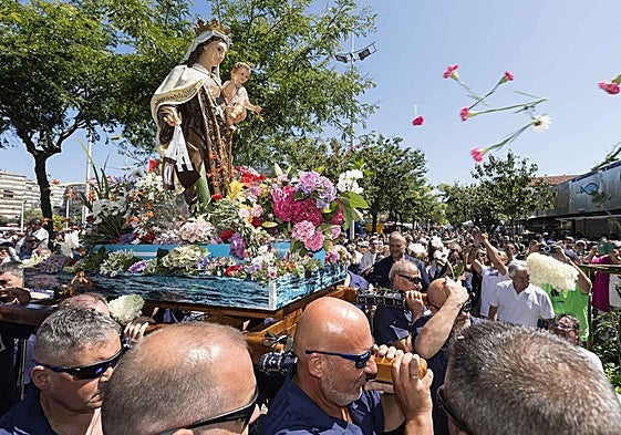 Los costaleros portan la imagen de la Virgen del Carmen, este miércoles, en la procesión terrestre del Barrio Pesquero.