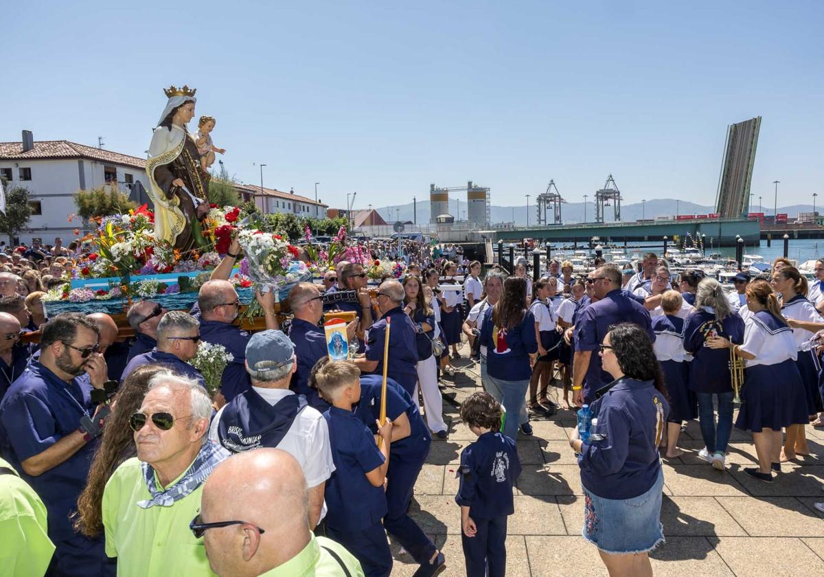 Los costaleros del Barrio Pesquero portan a la Virgen