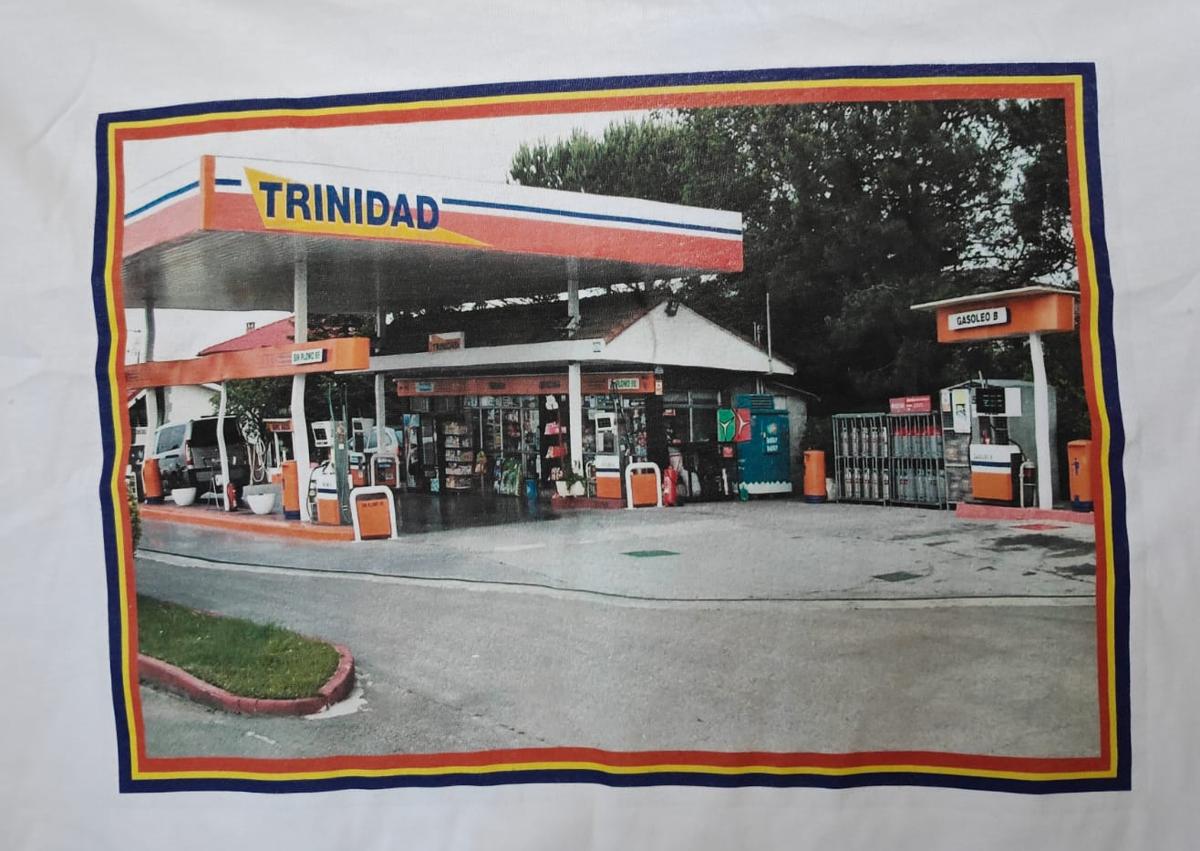 Imagen secundaria 1 - Imagen de la camiseta por detrás y por delante.