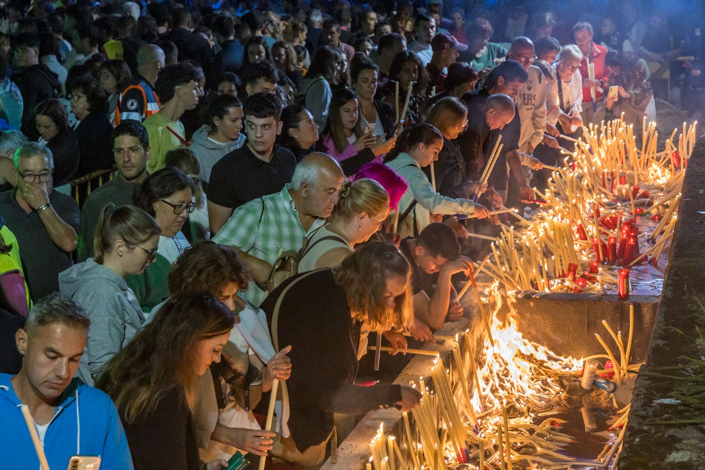 Numerosas personas se acercan a la primera misa y procesión de la mañana, a las 5.00 horas. La previsión era de 15.000 peregrinos.