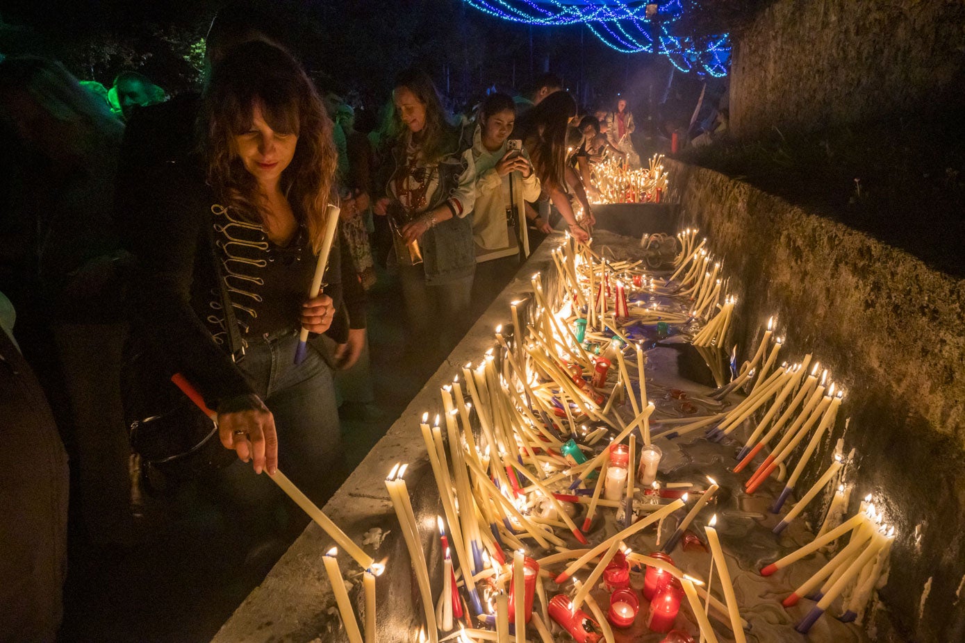 Metros y metros con velas iluminadas. Es la estampa típica de este día del Carmen en Revilla.