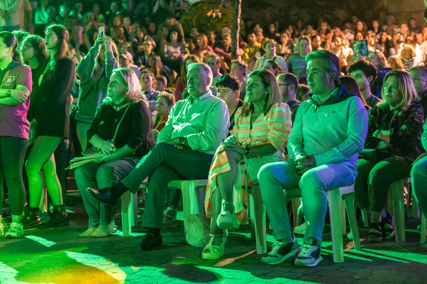 La presidenta de Cantabria, María José Sáenz de Buruaga, ha asistido a la misa mayor del Carmen, en Revilla, Junto a ella, el alcalde de Camargo, Diego Movellán.