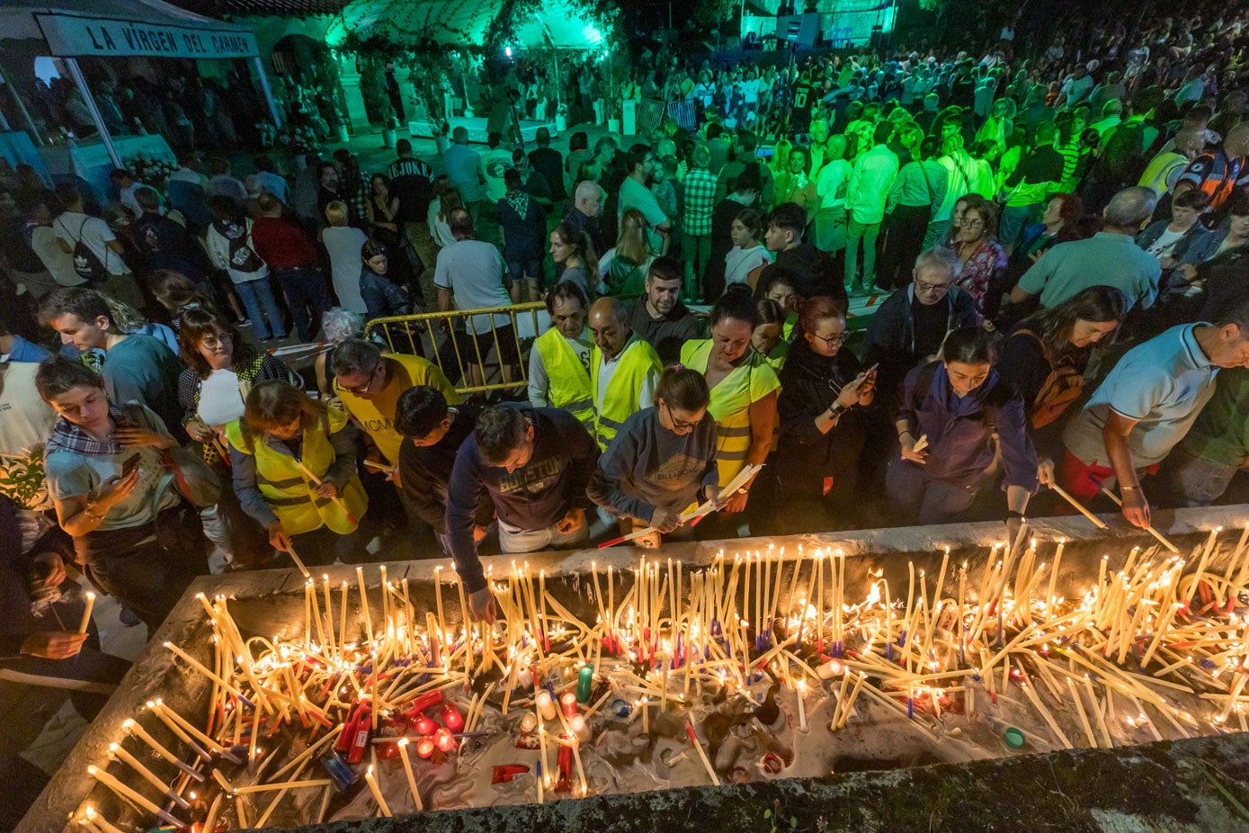 Durante toda la madrugada hay colas para encender una vela a la Virgen del Carmen, patrona de las gentes del mar.
