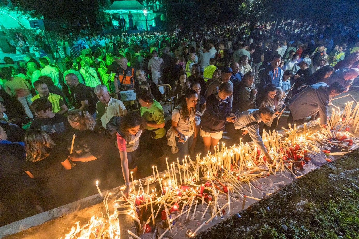 La devoción en esta fiesta es palpable. Con las velas y en el camino (hay personas que hacen el recorrido descalzas).