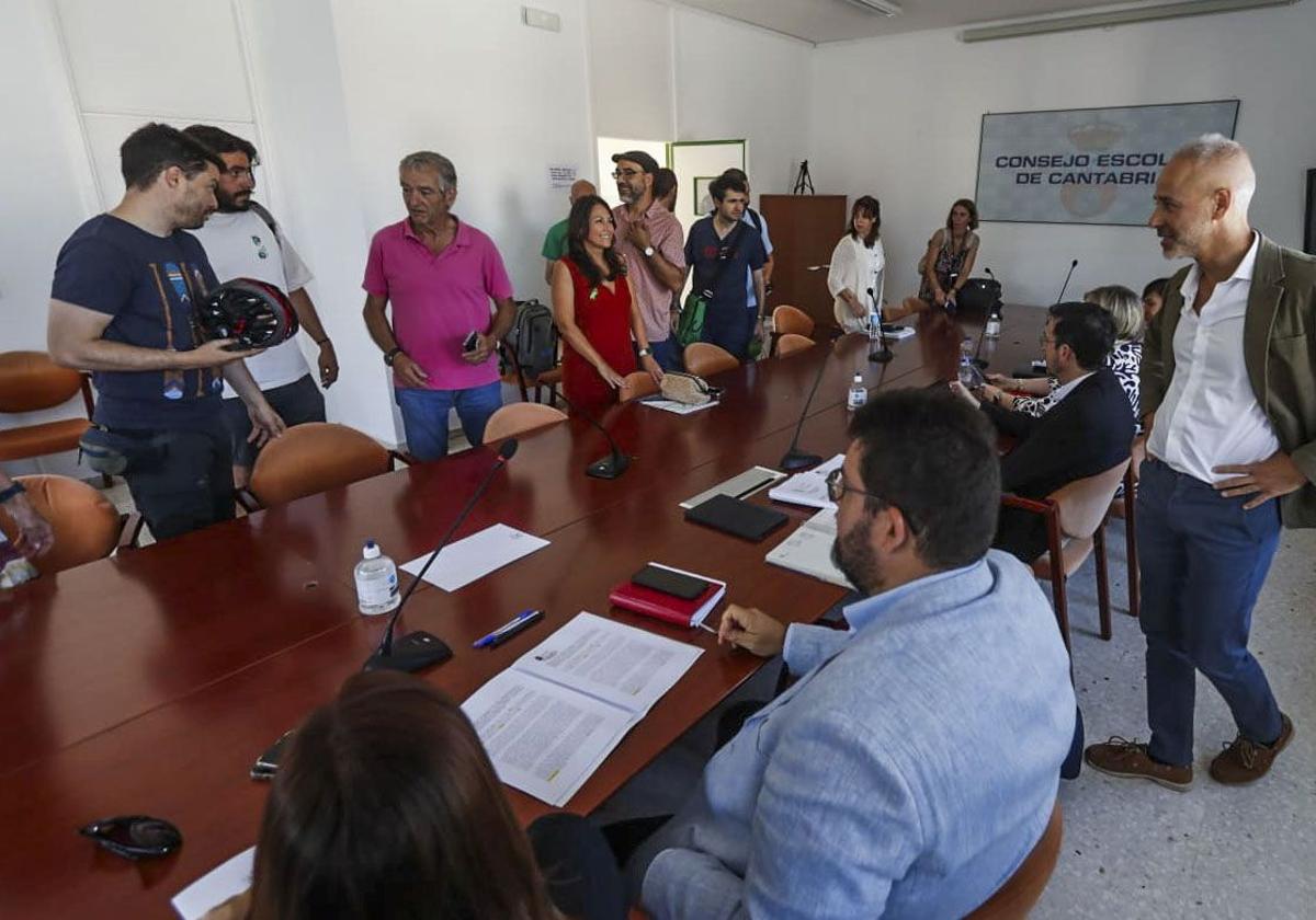 El consejero de Educación y los sindicatos a su llegada a la mesa de negociación.