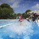 Imagen principal - Un accidente con un menor en una piscina obliga al Ayuntamiento de Santander a reforzar la seguridad en sus campus de verano