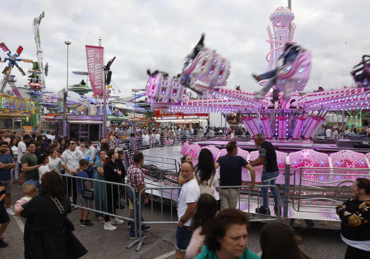 Las atracciones en el aparcamiento de los Campos de Sport.