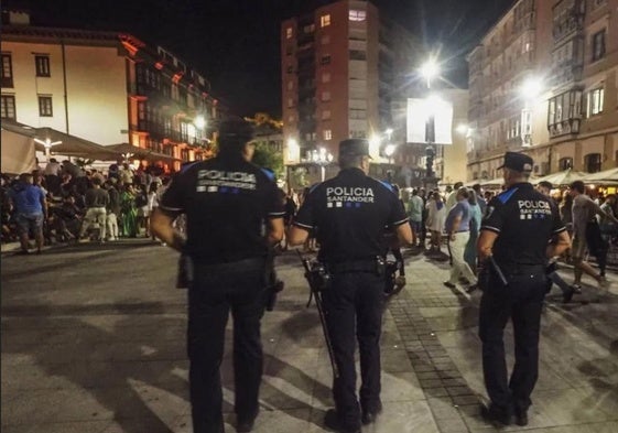 Agentes de la Policía Local en la plaza de Cañadío de Santander.