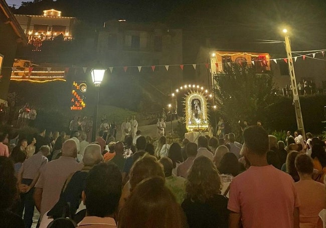 En Las Fraguas fueron centenares los fieles que se congregaron entorno a la Virgen del Carmen.