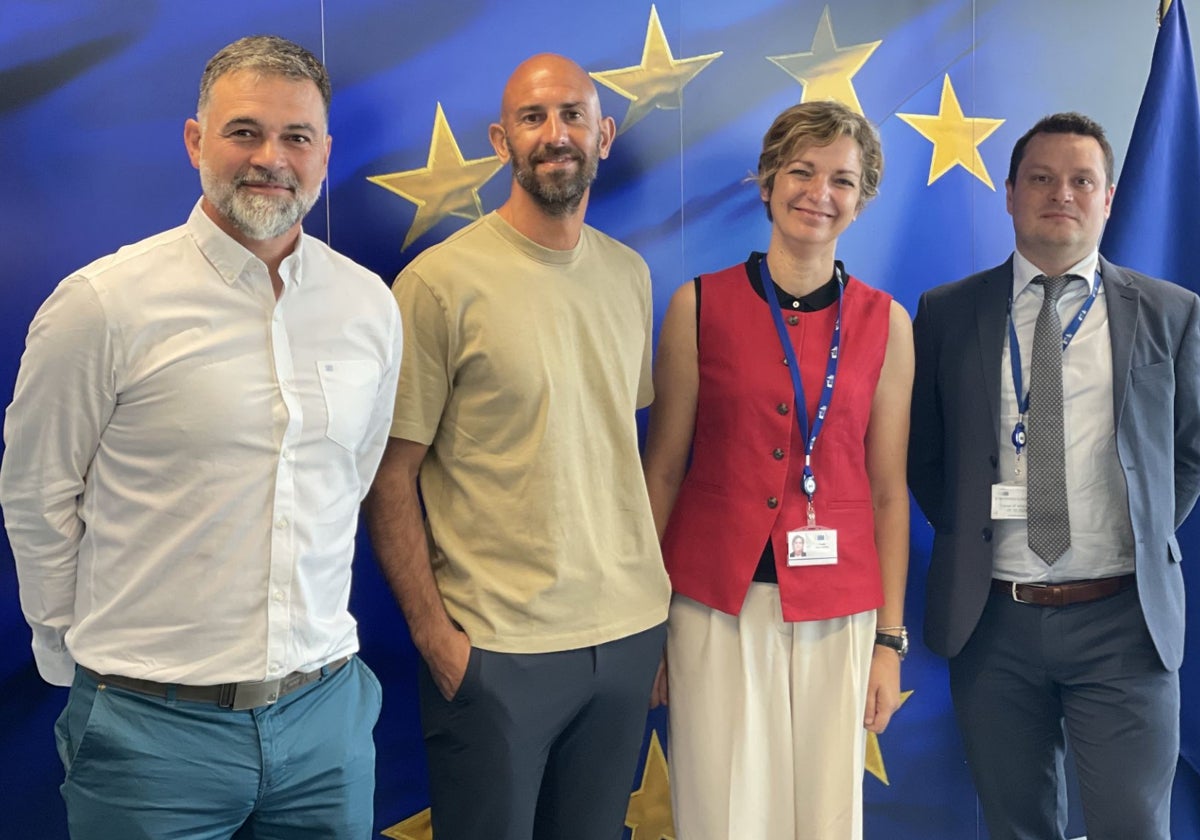 Gonzalo Silió y Gonzalo Colsa junto a dos miembros de la comisión europea