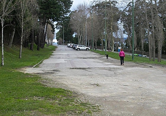 El terreno sobre el que se hará el área para autocaravanas, frente al campo de golf de Mataleñas