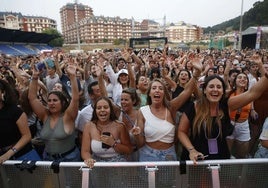Los asistentes vibran con uno de los conciertos de una edición anterior del festival Sonórica, en el Estadio Riomar de Castro Urdiales.
