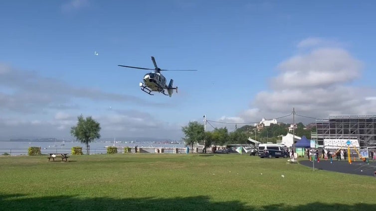Aterrizaje del helicóptero en la presentación del dispositivo de verano
