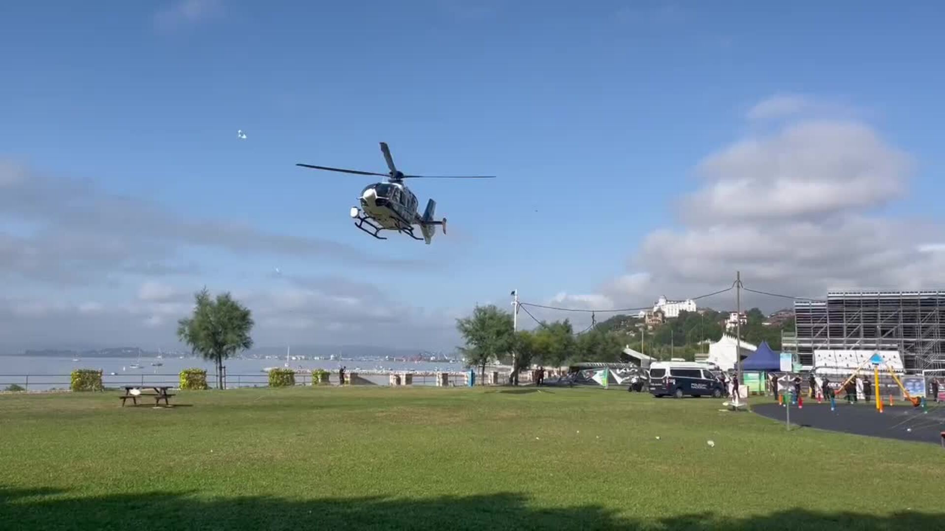 Aterrizaje del helicóptero en la presentación del dispositivo de verano