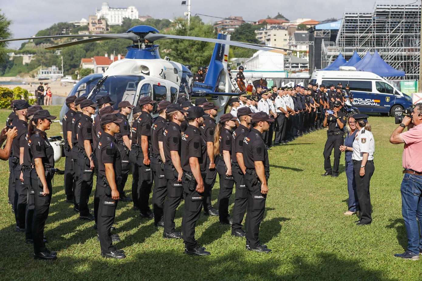Los policías en prácticas procedentes de la Escuela Nacional de Policía de Ávila, en primer plano.