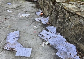 Los documentos con datos personales encontrados junto a la antigua escuela de adultos.