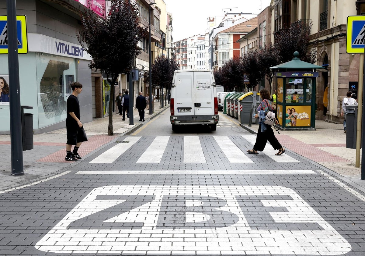Acceso a la calle Ruiz Tagle, afectada por la Zona de Bajas Emisiones (ZBE) de Torrelavega.