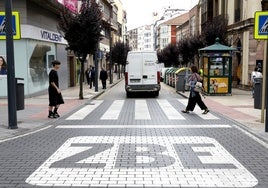 Acceso a la calle Ruiz Tagle, afectada por la Zona de Bajas Emisiones (ZBE) de Torrelavega.
