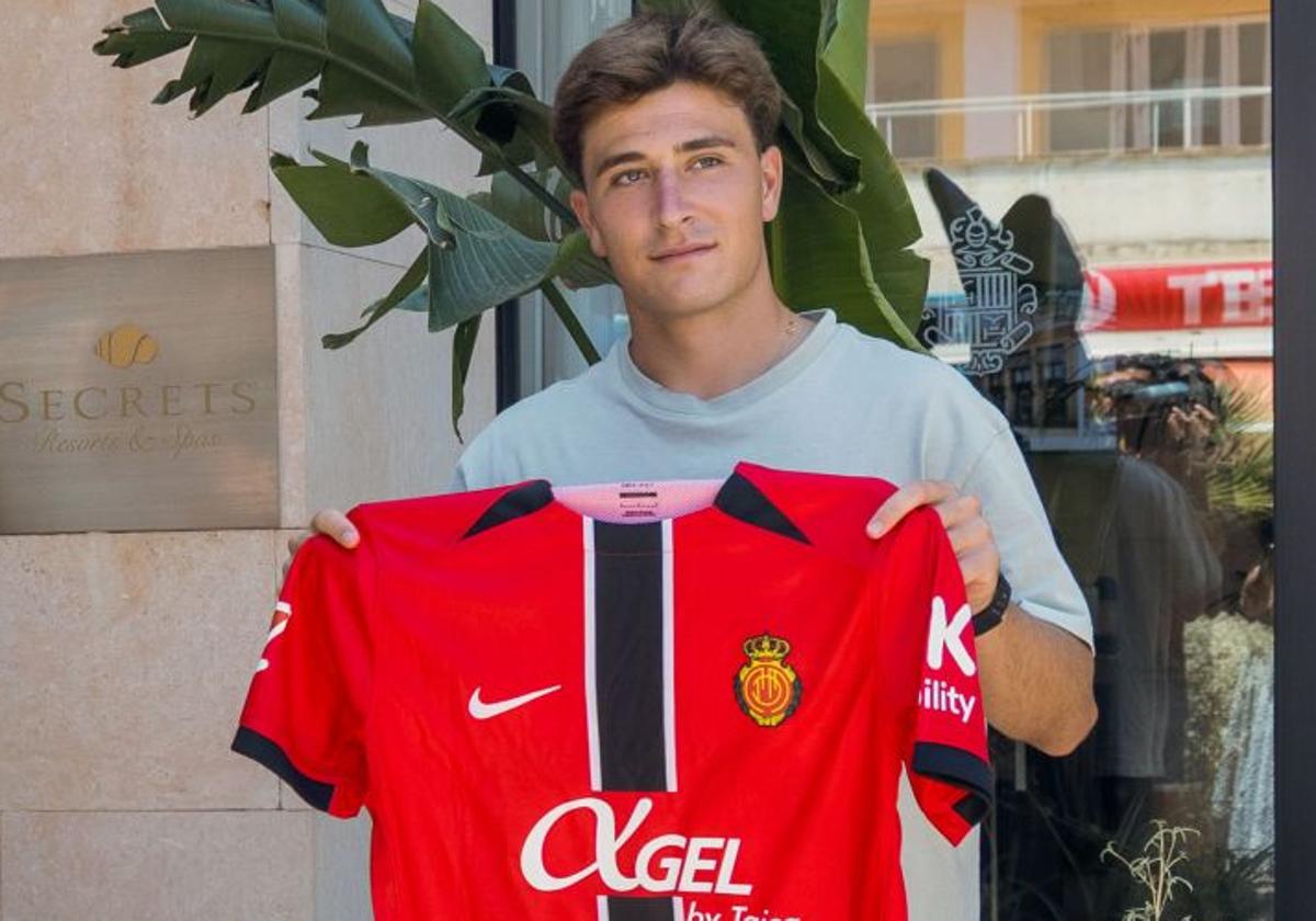 Pablo Torre posa con la camiseta del Mallorca durante su presentación con el equipo balear.