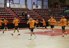 Jugadores del Bathco calentando.