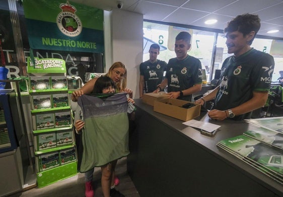 Mabel Cobo y su hija Valvanuz recogen la camiseta de manos de Mantilla, Íñigo y Sangalli.