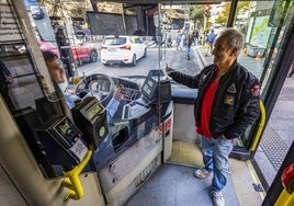 Un usuario pasa el abono de transporte para acceder al autobús con el anterior sistema de lectores.