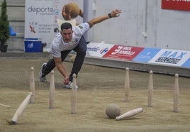 Víctor González domina el Campeonato Regional tras las dos primeras vueltas disputadas en las boleras de Cueto y Peñacastillo.