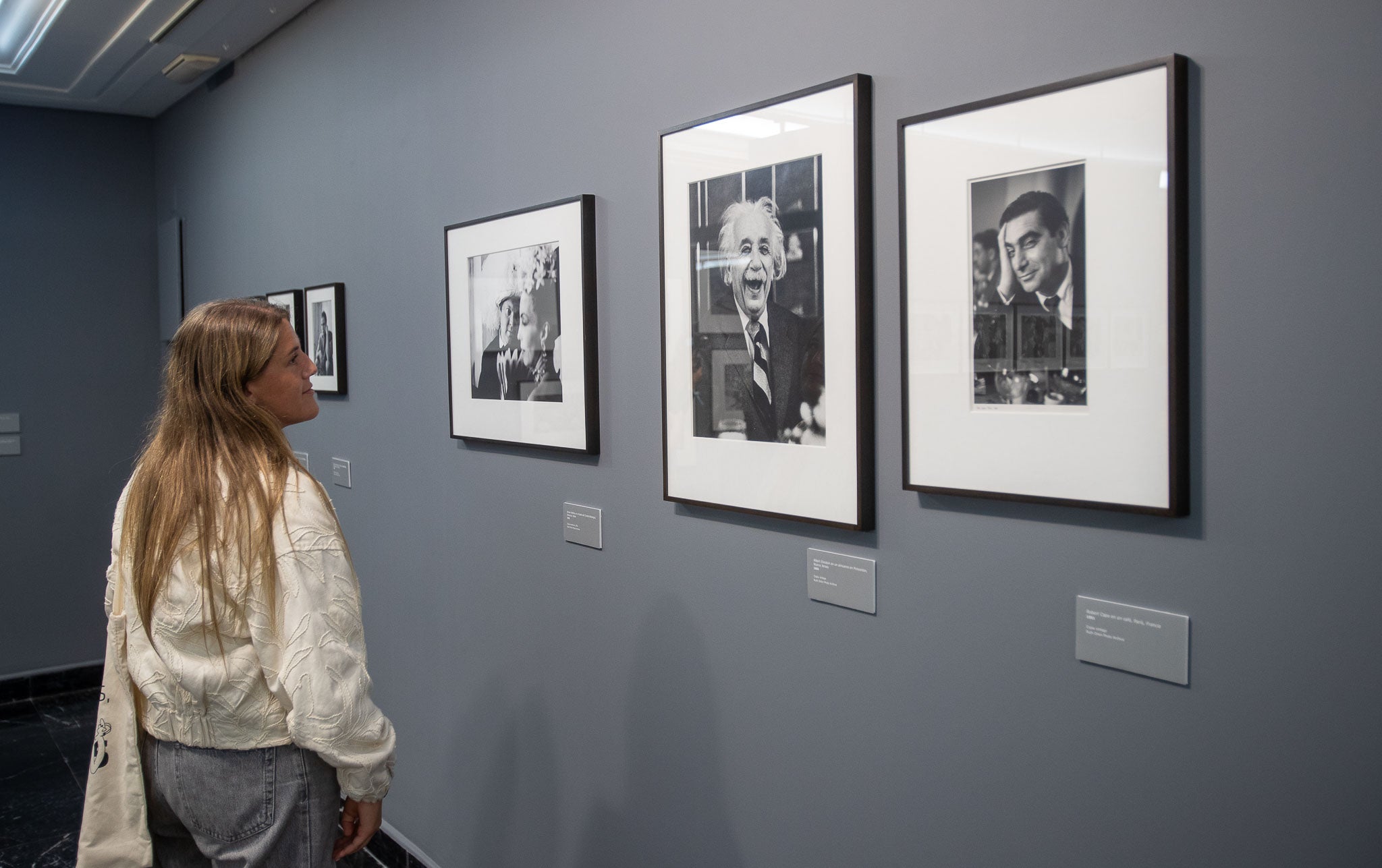 La exposición incluye una serie de retratos de distintas estrellas de cine del momento y otras destacadas personalidades como Albert Einstein