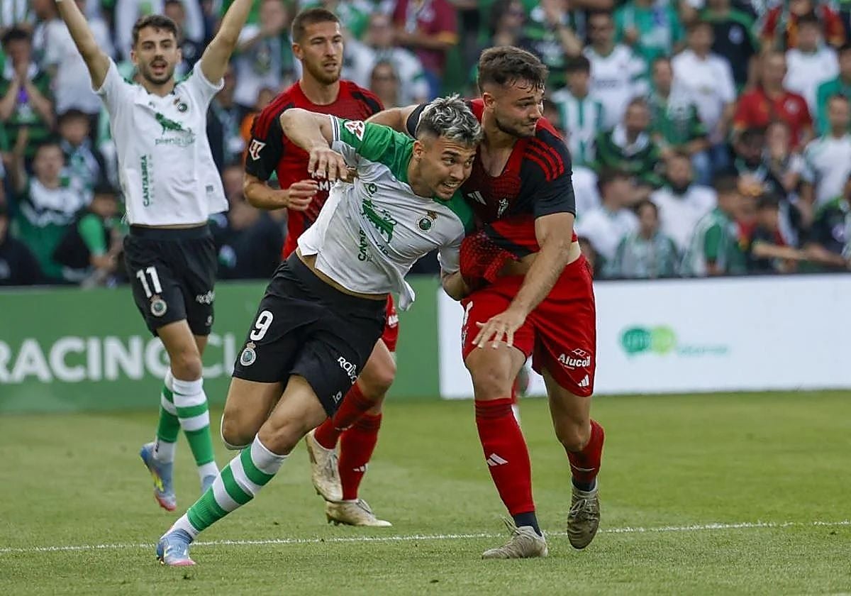 Arana forcejea con Egiluz en el partido de ida del play off ante el Mirandés.