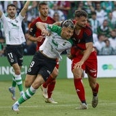 Arana forcejea con Egiluz en el partido de ida del play off ante el Mirandés.