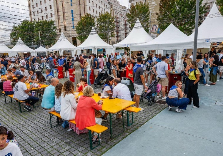 La gente disfruta de la Feria de Día, una de las tradiciones de la Semana Grande, y llena las casetas, como en esta imagen de la Plaza de Alfonso XIII