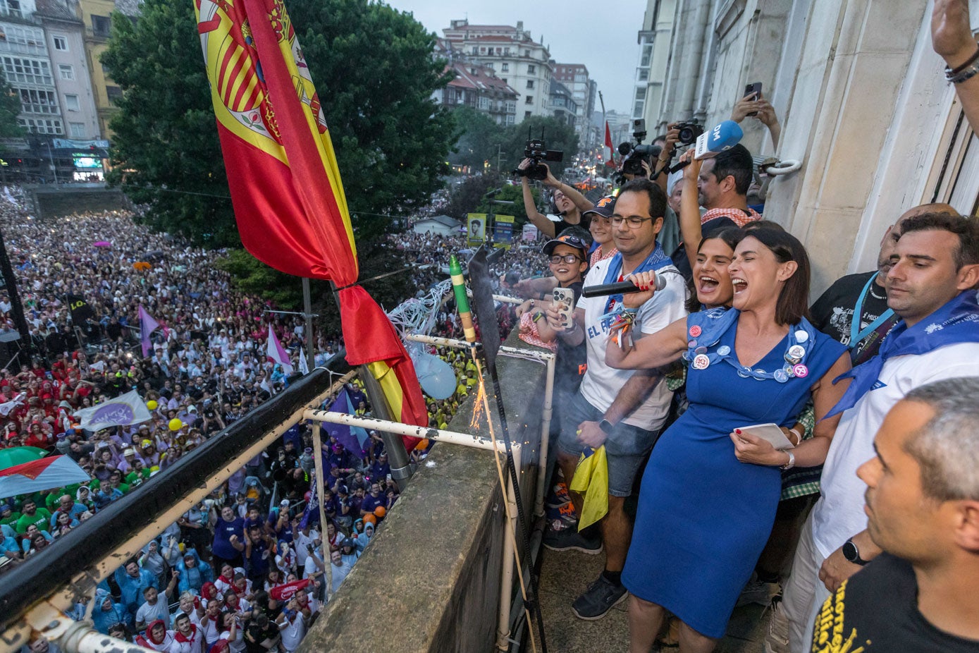 La alcaldesa de Santander, Gema Igual, junto a los peñistas y el concejal de Dinamización Social, Fran Arias, en los momentos previos al lanzamiento del cohete.