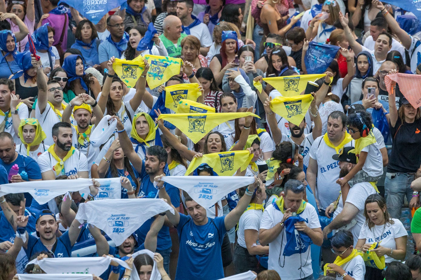 La de este viernes ha sido una cita multitudinaria en la que no solo han participado las peñas, también los vecinos y visitantes.