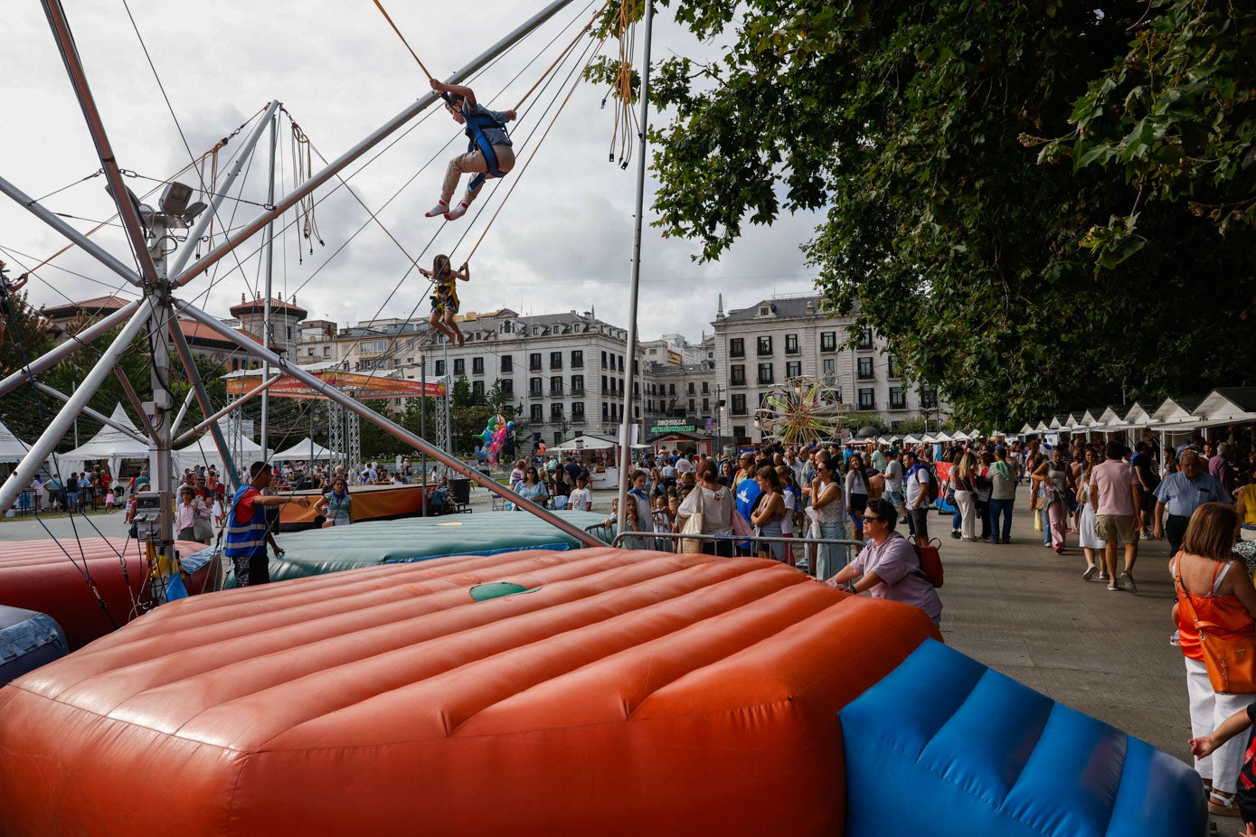 Varios niños saltan en las camas elásticas.