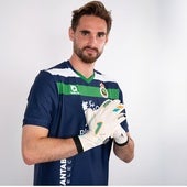 Jokin Ezkieta luce la equipación de porteros que usará el Racing esta temporada