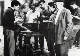 El primero por la derecha es el viejo Miguelón, artífice del restaurante que llevaba su nombre.
