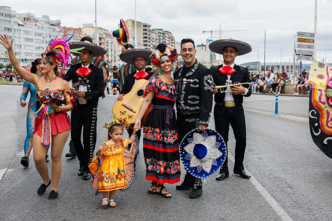 Raúl Alegría y otros componentes del circo Quimera con su última producción 'Viva México'.