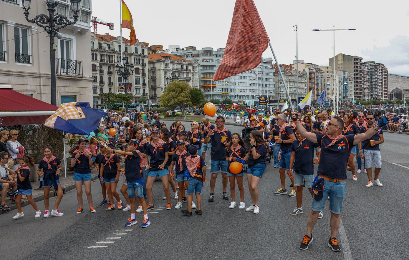 El gran dispositivo de la Traviesa celebra con globos, banderas y pañuelos al cuello.